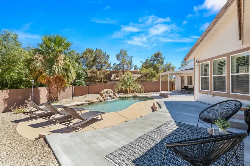 Vegas 5BR+Guesthouse w/ Pool Waterfall, Sleeps12 - Image 1