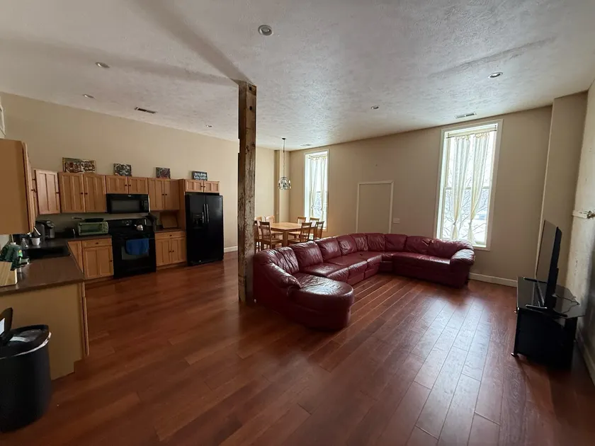 Spacious Downtown Apartment - Image 1