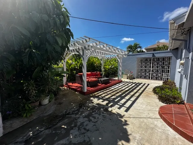 Eve's Bungalow - Image 1