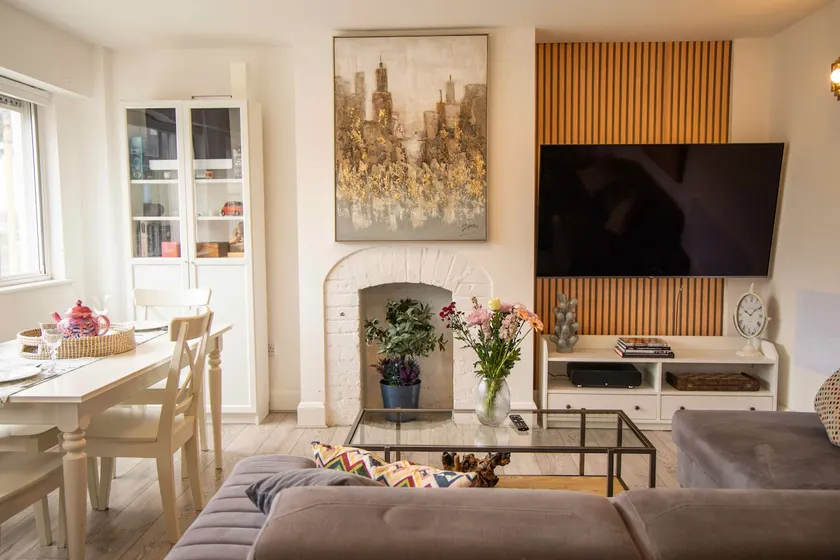 Light-Filled, Modern and Comfortable Central Flat - Image 1