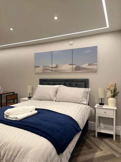 Hidden Gem - Luxe Heathrow Studio - Image 1