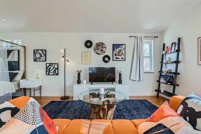 Vibrant Studio, Heart of Town - Image 1