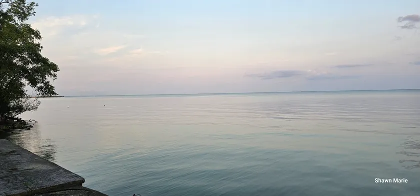Paradise found in the beautiful Lake front home! - Image 1