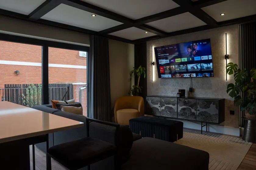 Luxury 3BR Townhouse in Worcester | Free Parking - Image 1