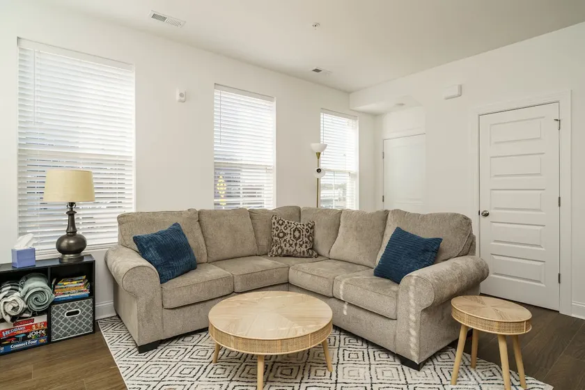 Luxury End Unit Condo/Restaurants, Shopping - Image 1