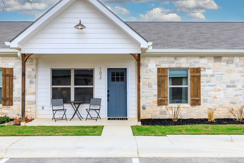 3/2 | Sleeps6 | Near Main St & Wine Route 290 - Image 1