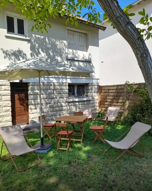 Cozy house and spacious garden, Greater Paris - Image 1