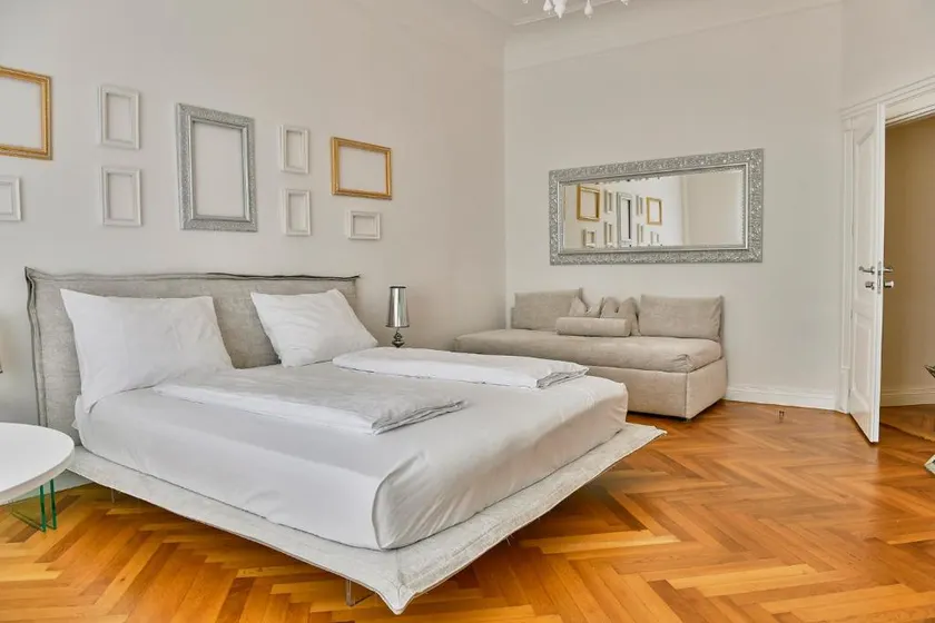 Luxury Apartment with Balcony, 3 Bedrooms, 2 Garages - Image 1