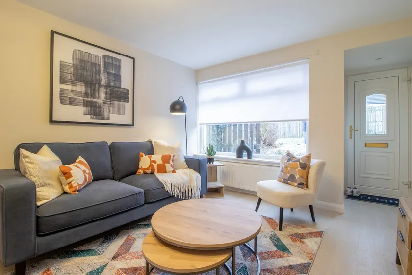 Hawick House - Stylish 2-Bed in Coatbridge. - Image 1