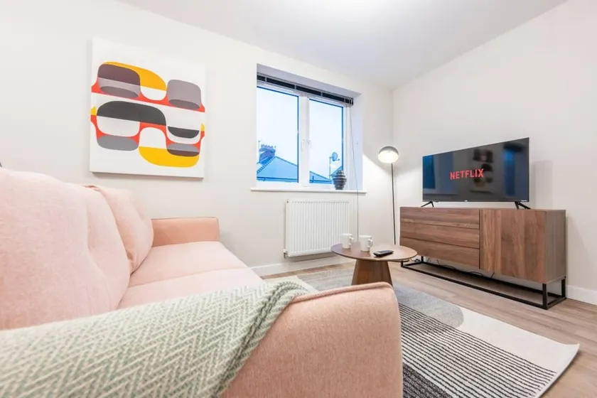 Luxurious 2 Bed Apartment Cardiff Central - Image 1