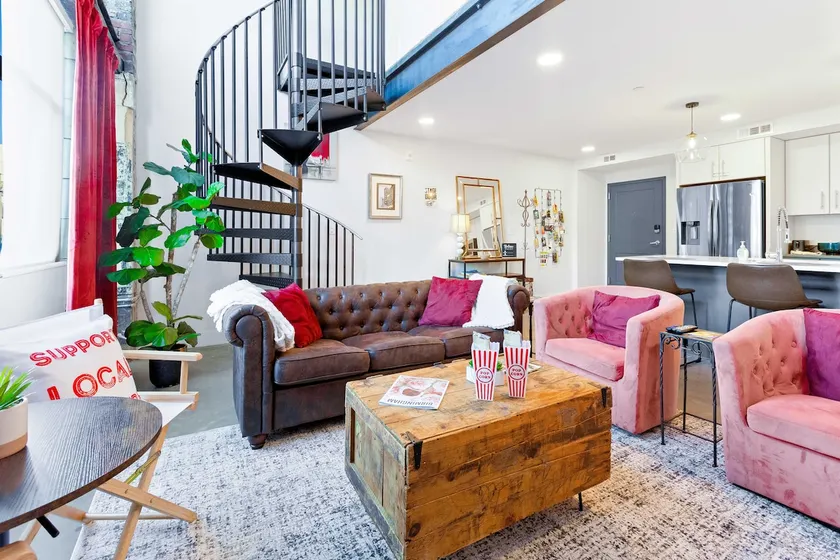 Theatre Retreat 2 Bedroom Loft - 1 Blk From Theatres - Image 1