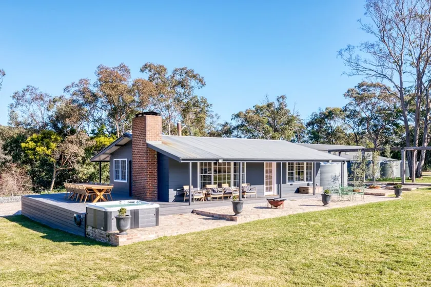 Serene bush cottage with an outdoor spa - Image 1