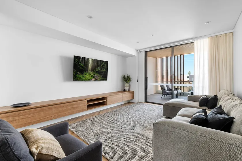 Premium 3 Bedroom Penthouse Apt - Image 1