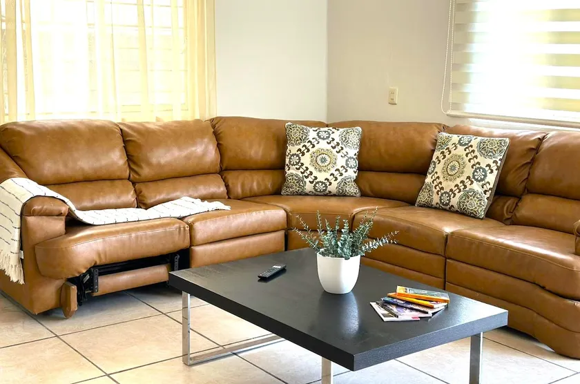 Amazing Apt in Prime Area W/ Free Parking + Patio - Image 1