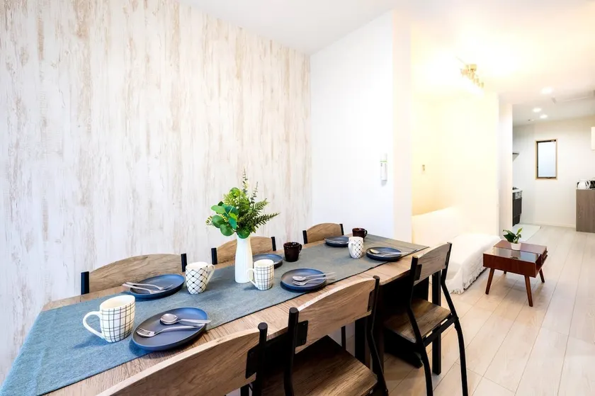 5-minute walk to Korean Town, 7-minute walk to JR Tsuruhashi Station, private house, 3LDK, convenient location for eating out - Image 1