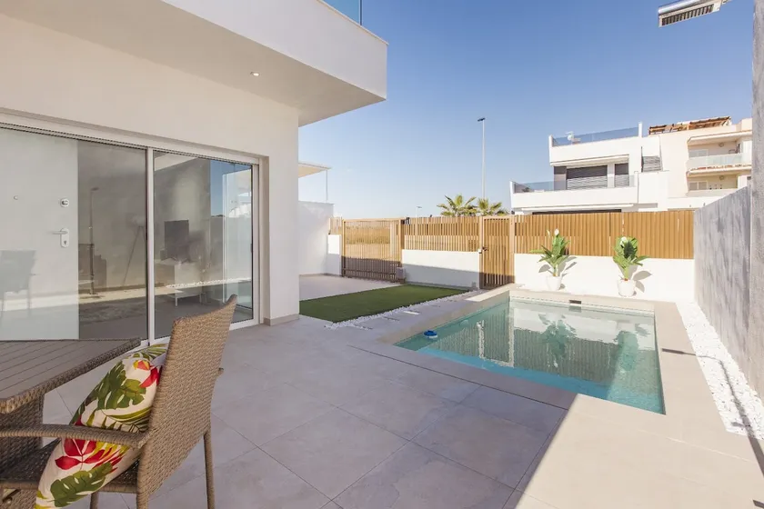 Villa conviviale et familiale avec piscine chauffée, terrasse et internet haut débit | Vue jardin - Image 1