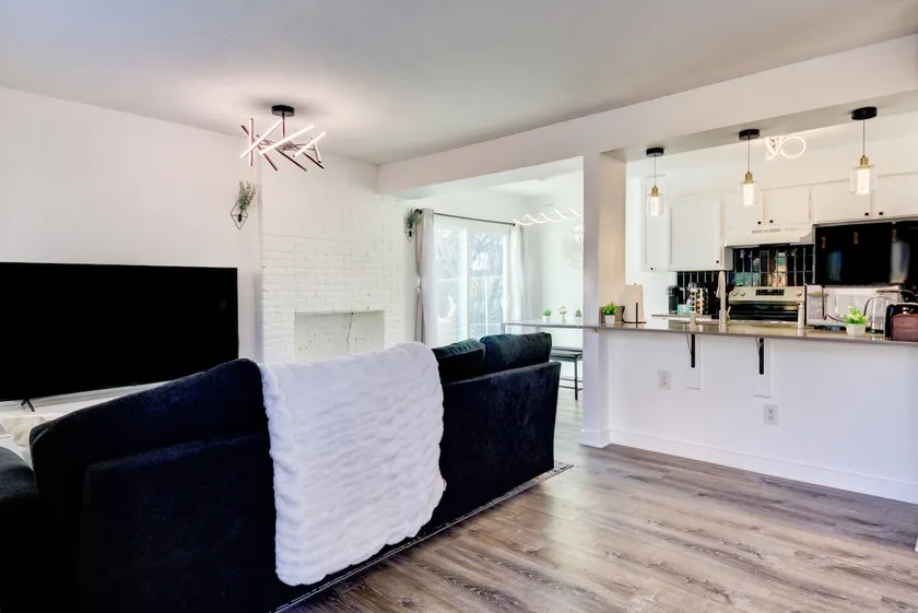 Modern Private 2BR Condo in Vibrant SoCo - Image 1