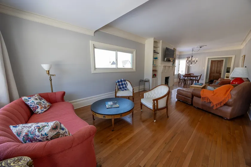 Picket on Park - First Floor Gem with Lake View - Image 1