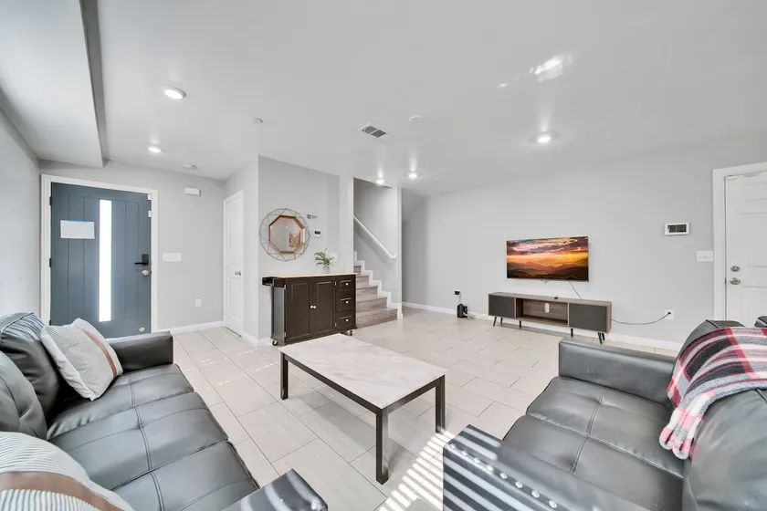 I Bright & Spacious Home Near DTLA - Image 1