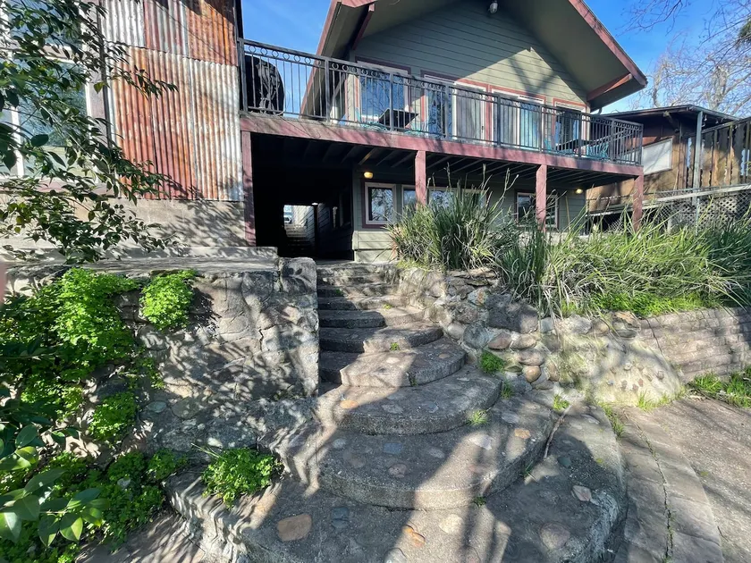 Beautiful Home on a River's Edge - Image 1