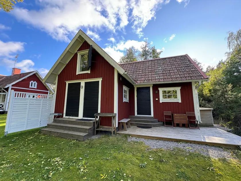 Red cottage next to Väddö canal - Image 1