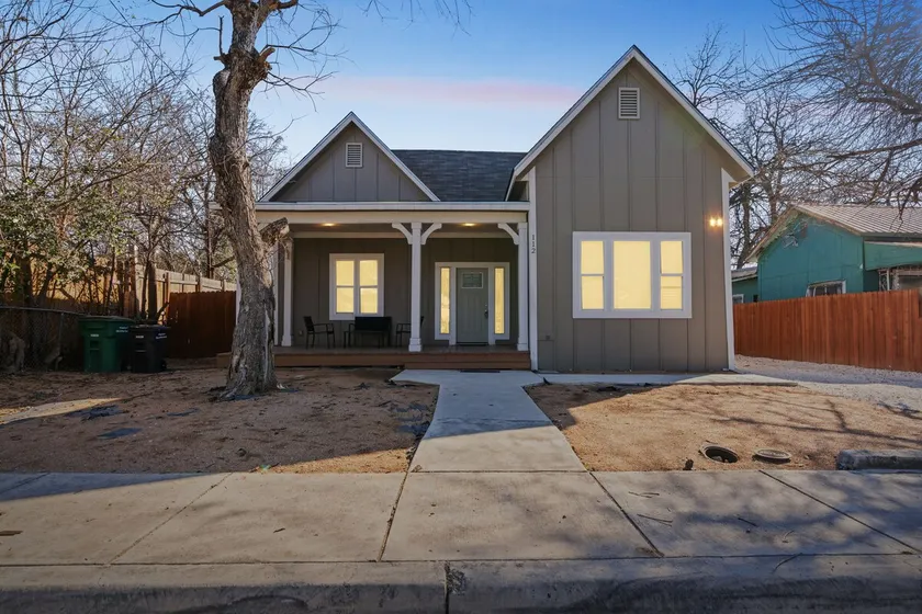 Spacious Family Retreat near Downtown - Image 1