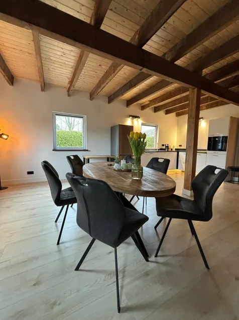 Beautiful spacious home. - Image 1
