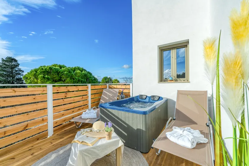 Luminosa Villa-Outdoor Jacuzzi-Near to Shipwreck - Image 1
