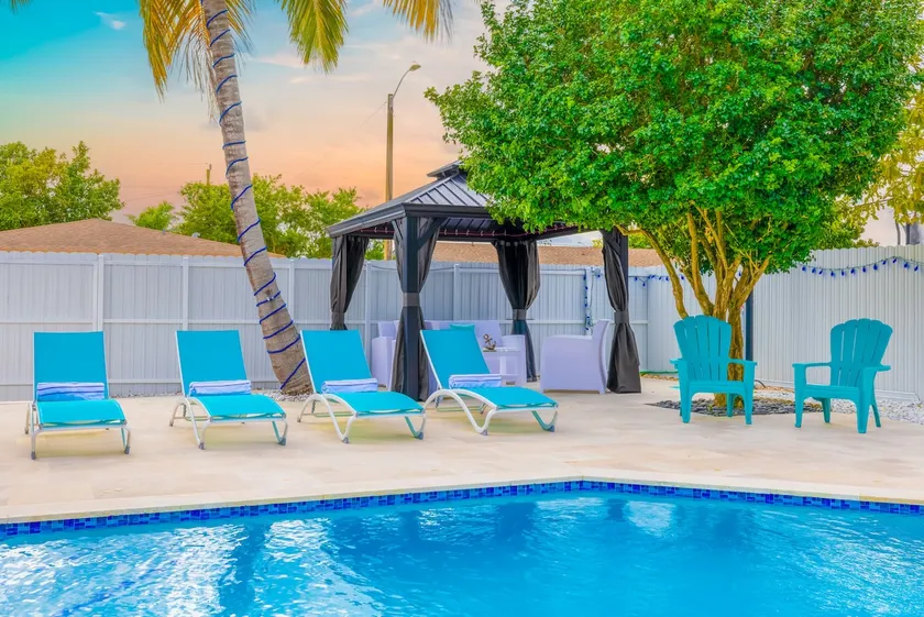 Escape to Miami/Heather+Pool/9pl/BBQ/pool table. - Image 1