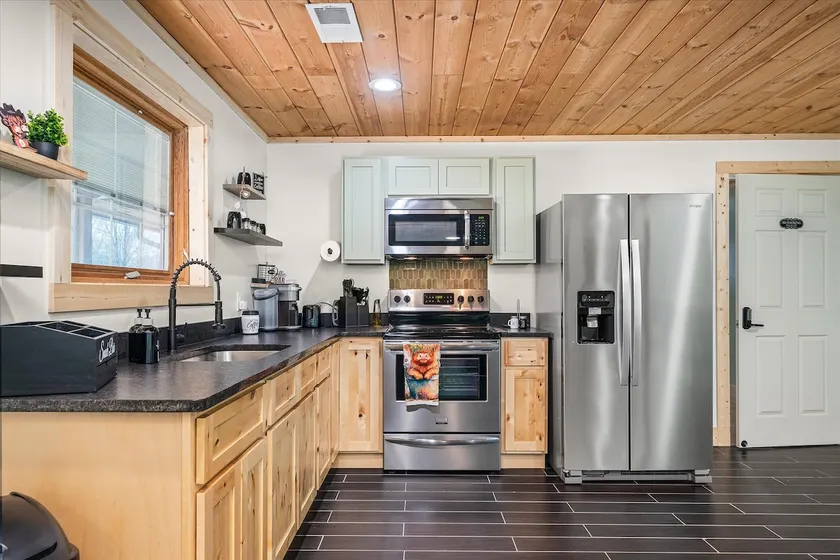 Cozy Retreat • Fireplace • Deck • Perfect Getaway - Image 1
