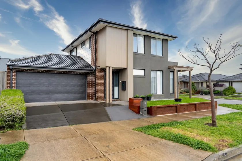 Contemporary Living at this Clyde Family Estate - Image 1