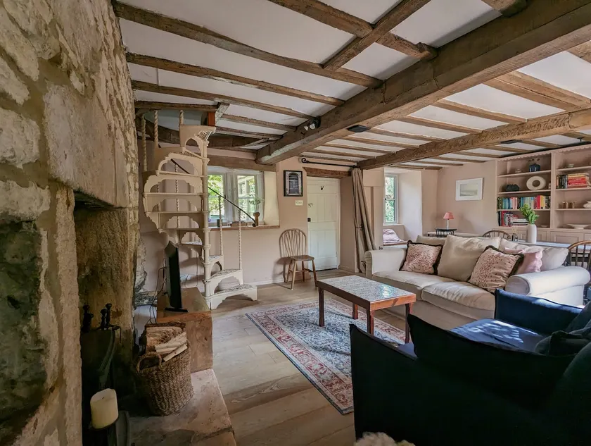 Charming Cotswold cottage with stunning views - Image 1