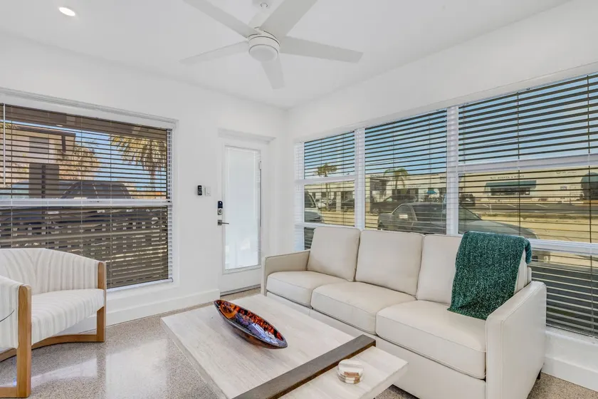 Sunny Beachside Retreat - Image 1