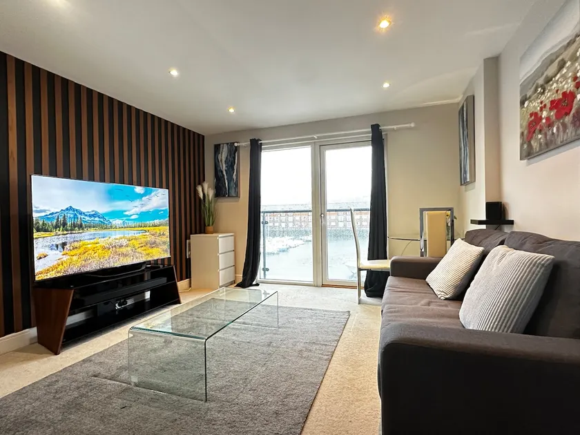 Beach Side APT with Home Cinema - Image 1
