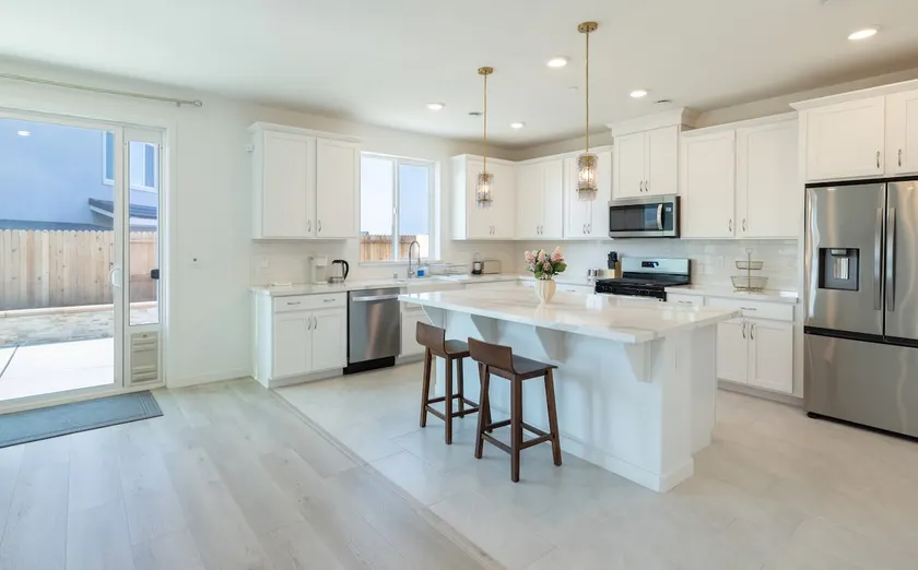 Modern Charming 4BR Home Family-Friendly Fast WiFi - Image 1