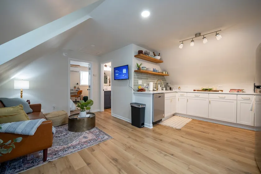 *Whole House* | 4-BR Home | 2 Kitchens + Free WiFi - Image 1