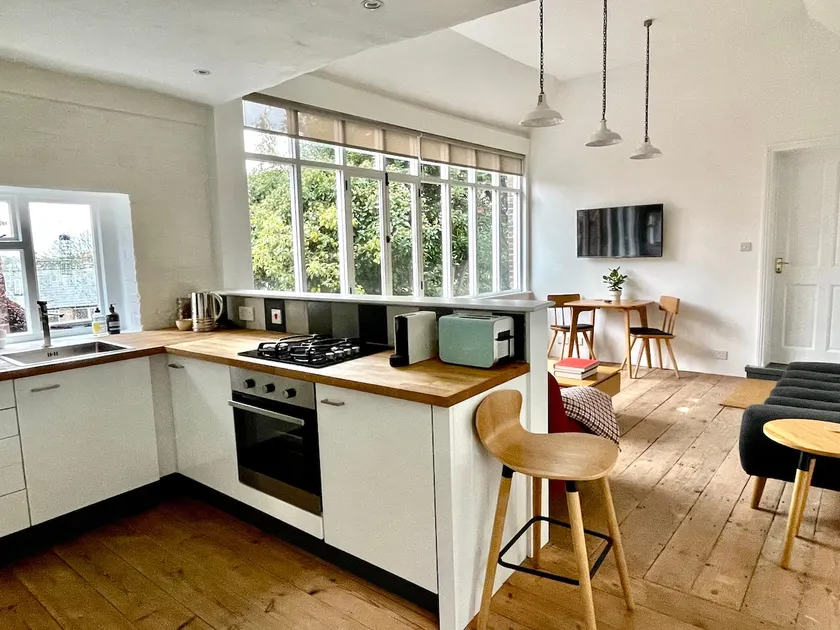 Spacious Flat in Central Arundel - Image 1