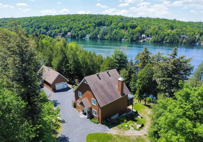 Lake Beaulac chalet with spa and private dock - Image 1