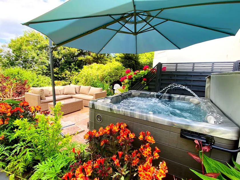 Luxury Three Bedroom House With Private Hot Tub - Image 1