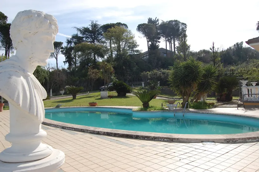 Relax at the Gates of Rome - Image 1