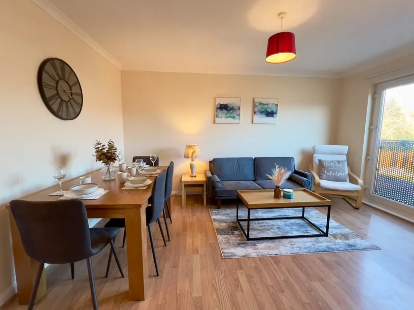 Sleek & Modern 2BR - Easy Access to City Centre - Image 1