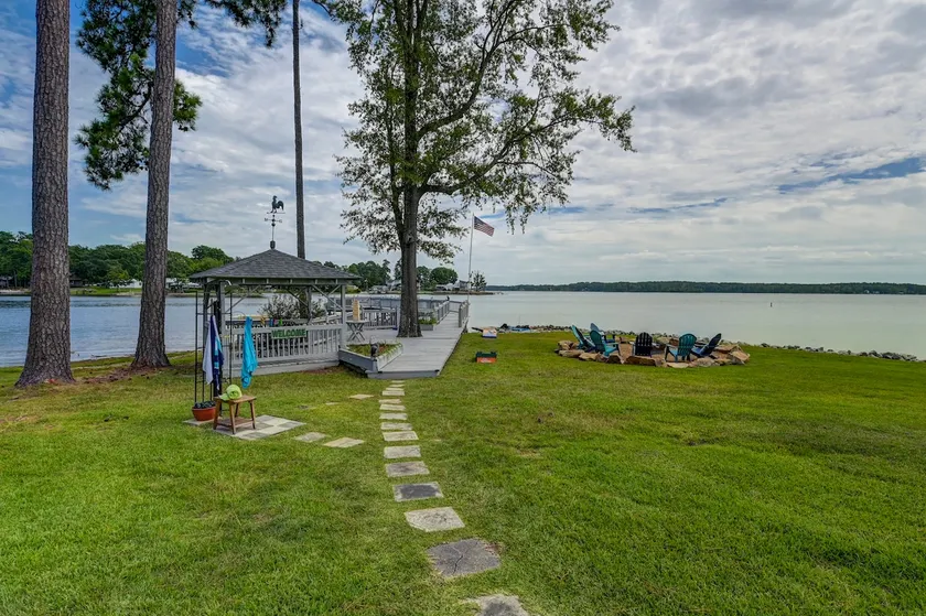 The Waters Edge Sleeps 8 - Image 1