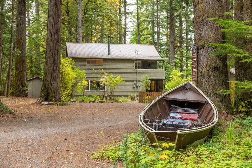 Up-River House on the Mckenzie - Image 1