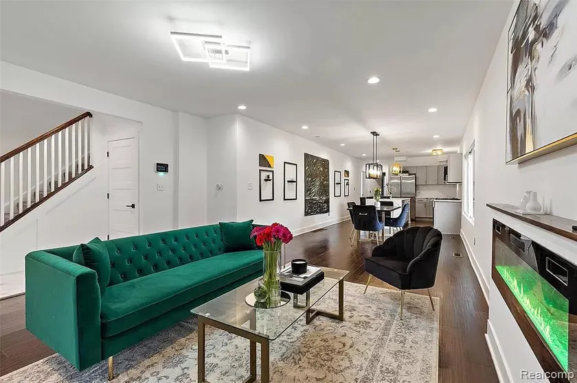 Detroit Downtown Nearby Detached Villa Ten Minutes Drive to All Attractions Newly Renovated Featured on Famous American TV Shows - Image 1