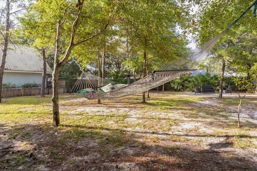 NO PET FEES, fenced yard, 2.5 miles to beach - Image 1
