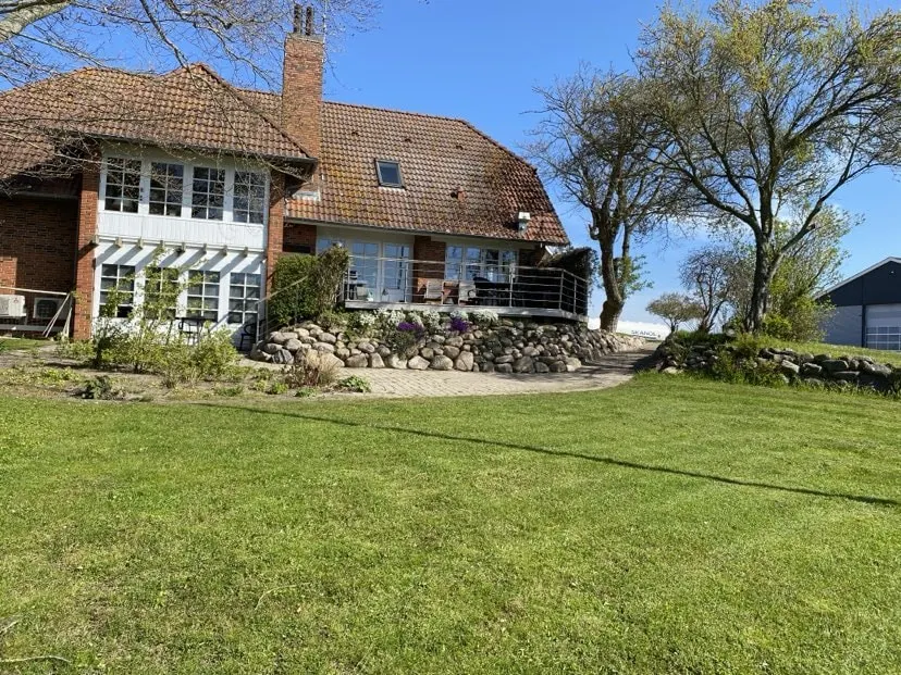 Large villa with beautiful nature - Image 1