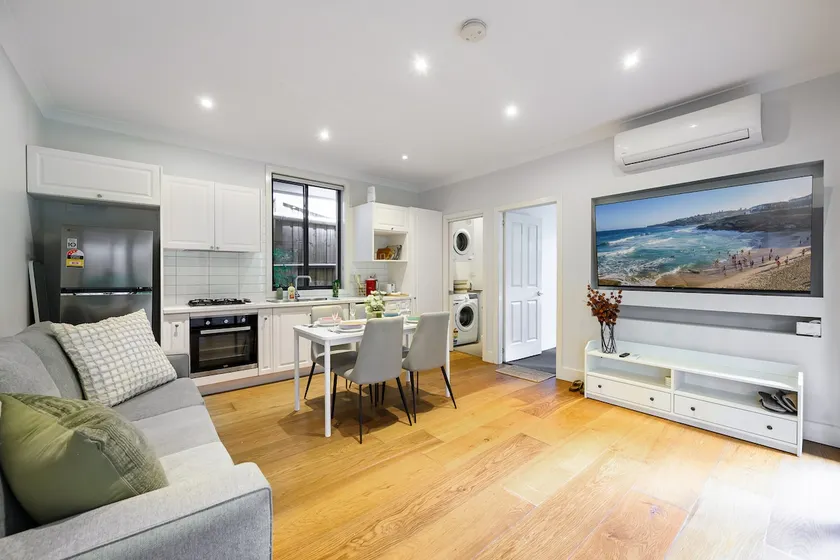 Wahroonga/2 rooms for 4 people/walk to train station/free parking/food heaven - Image 1