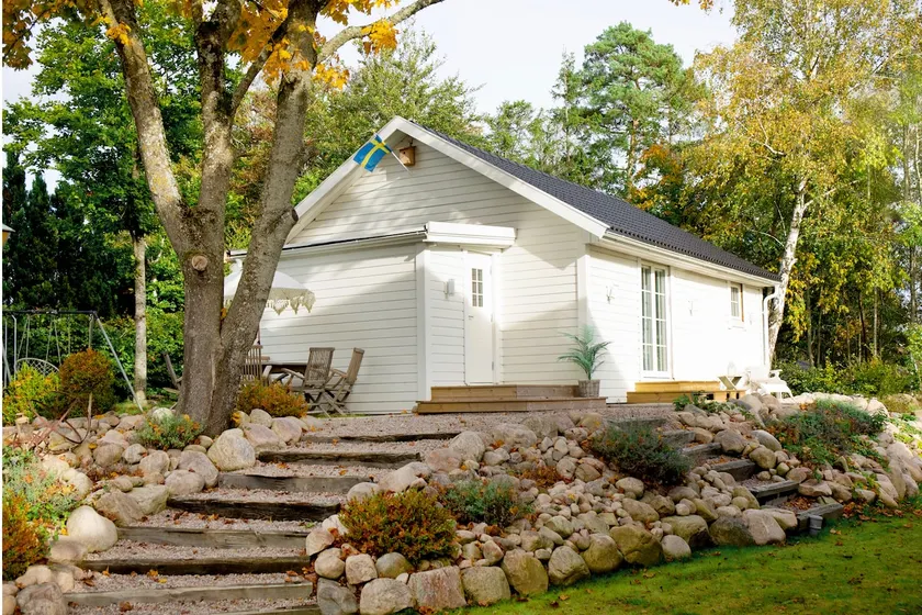 Little house on the hill - Image 1