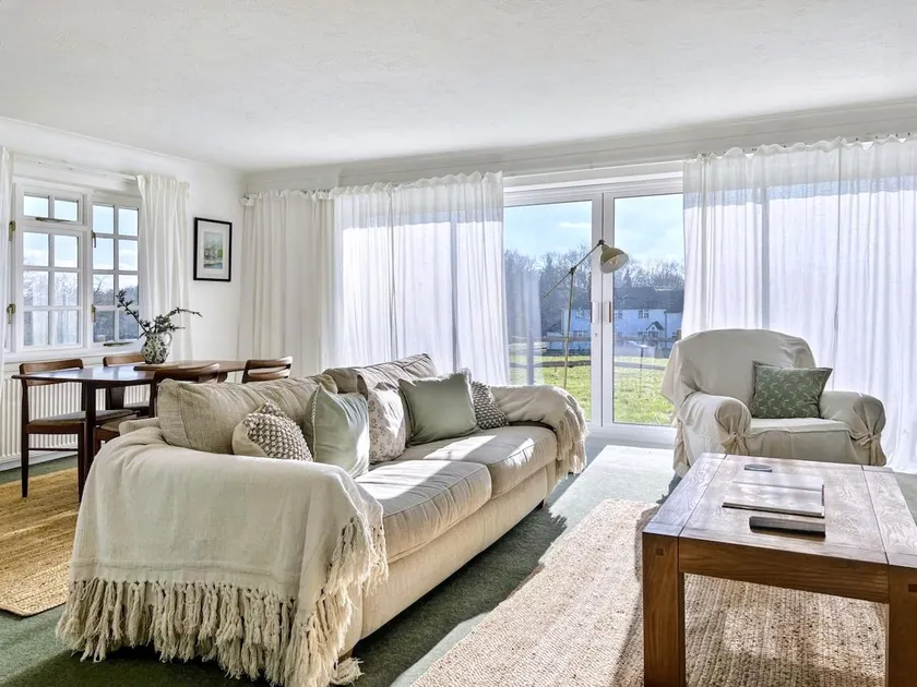 Hidden Haven Cottage with Free Parking - Image 1