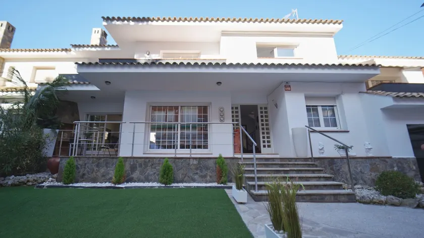 SeaHomes Vacations - Villa Chill & Pool 200m Beach - Image 1